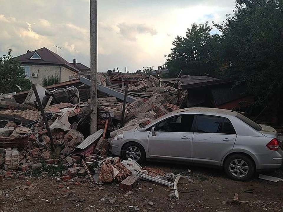 Дом полностью разрушен, пострадали и две машины, которые были припаркованы во дворе