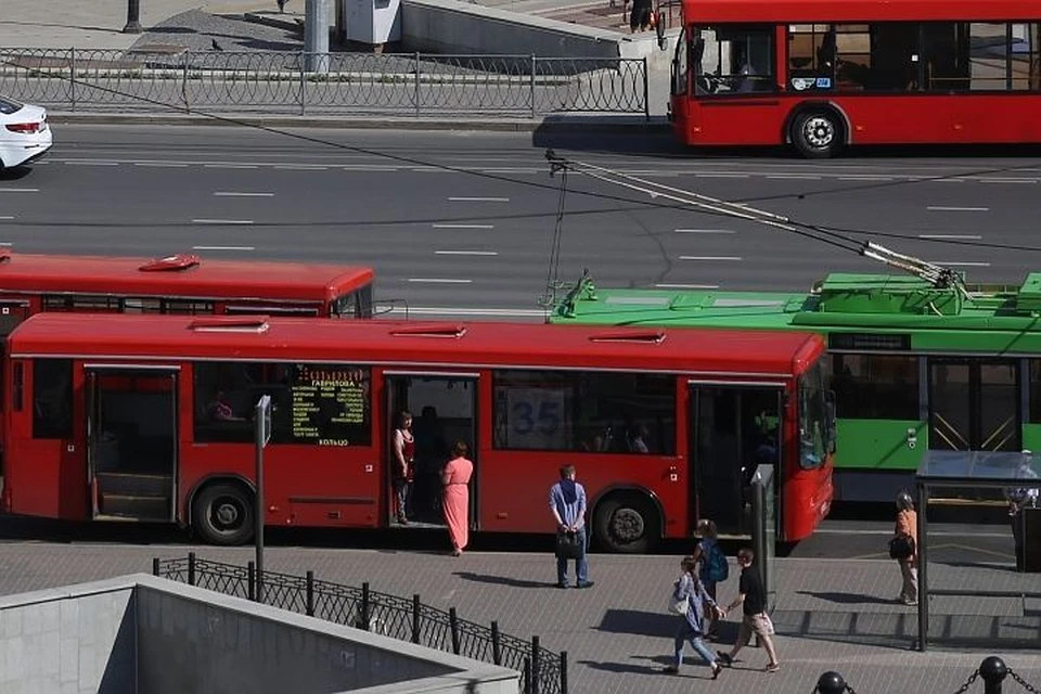 Автобус красного цвета