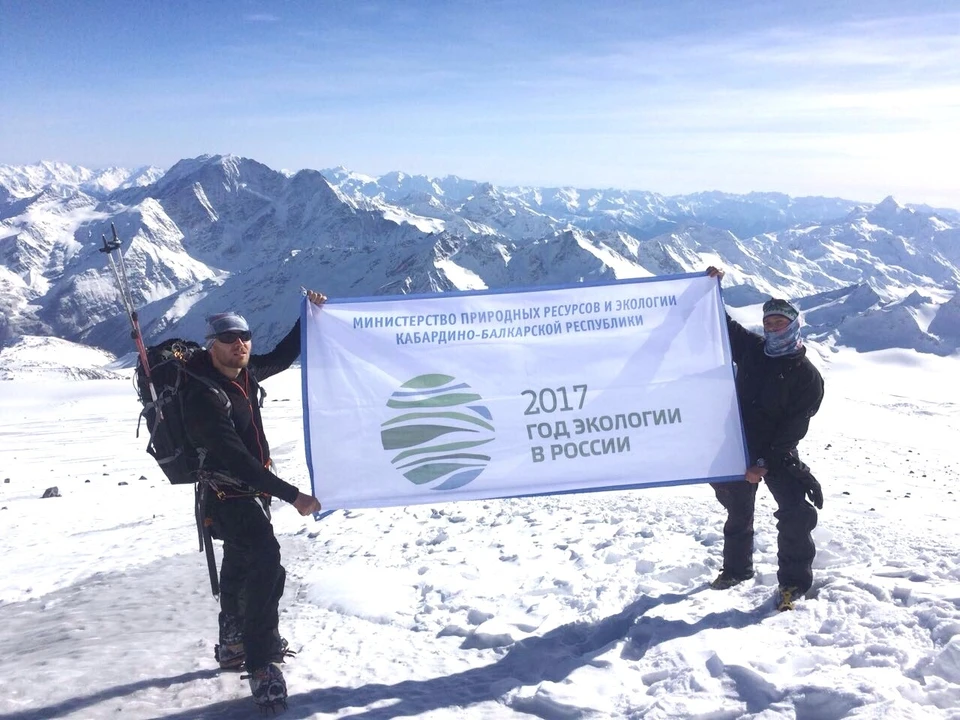 Самоотверженные путешественники подняли на вершину Эльбруса флаг с эмблемой «Года экологии» в России. Фото: Пресс-служба регионального Минприроды