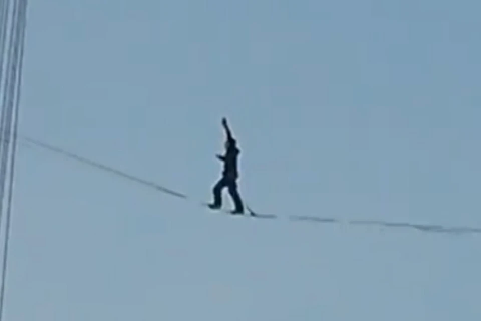 В Нальчике альпинист прошел по канату от строящейся высотки до башенного крана. Фото: Youtube