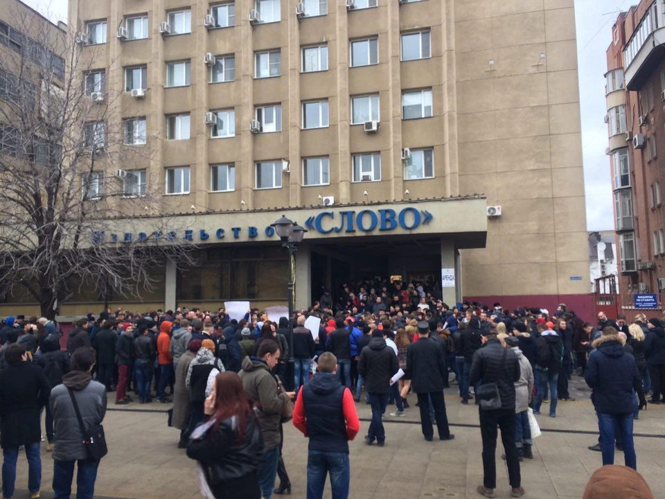 В Саратове Навальный побоялся выйти к сотням возмущенных горожан