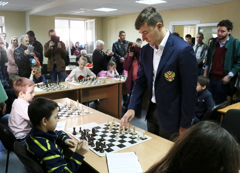 Сергей Карякин провел сеанс одновременной игры с юными шахматистами.