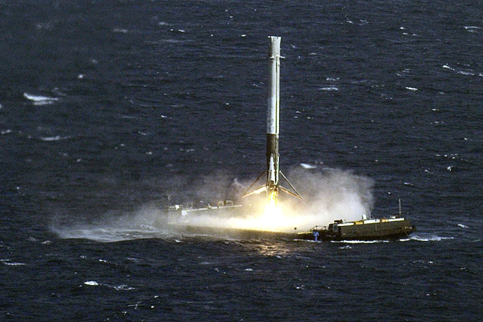 Ракета-носитель Falcon 9 вывела на орбиту 5-тонный спутник связи и благополучно вернулась на платформу в океане.