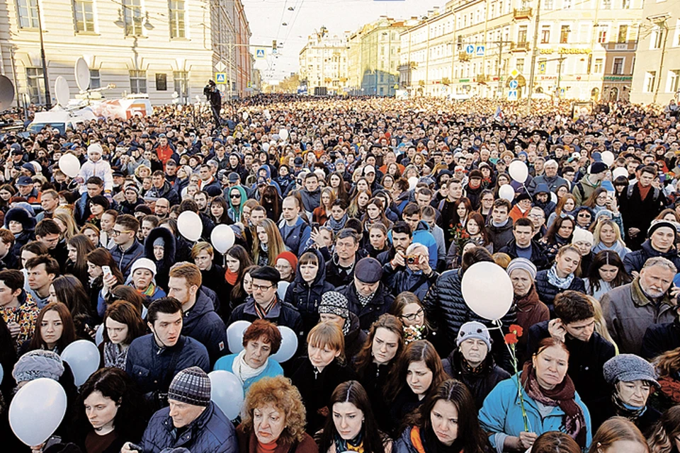 Помянуть погибших в Санкт-Петербурге собрались почти 50 тысяч человек. Страшно представить масштаб трагедии, если бы террористам удалось пронести туда взрывчатку.