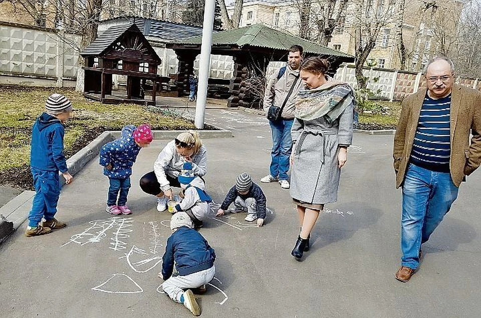 Калининградских малышей в Москве навестила уполномоченный по правам ребенка Анна Кузнецова (справа). Фото: vk.com