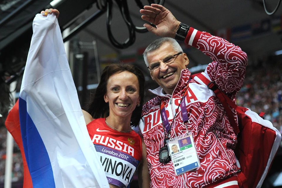 Владимир Казарин со своей дисквалифицированной на 4 года за допинг воспитанницей Марией Савиновой. Фото ТАСС/ Валерий Шарифулин