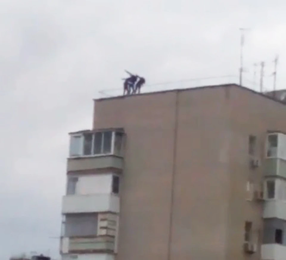 Подростки залезли на крышу, чтобы сделать яркий снимок. Фото: стоп-кадр видео ВК "Подслушано Батайск"