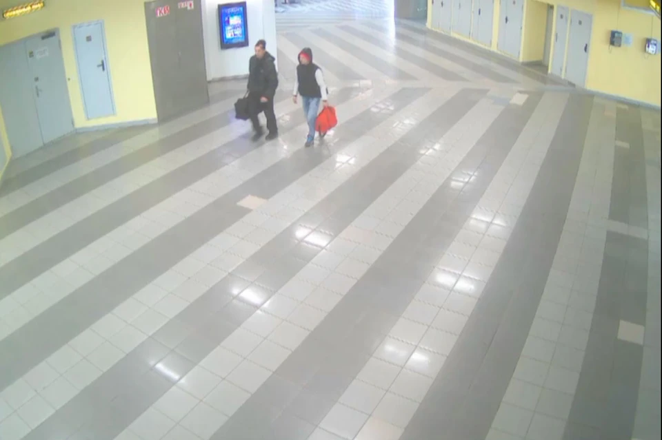 Разведчик (мужчина с красной сумкой) пробыл на самарском железнодорожном вокзале шесть часов