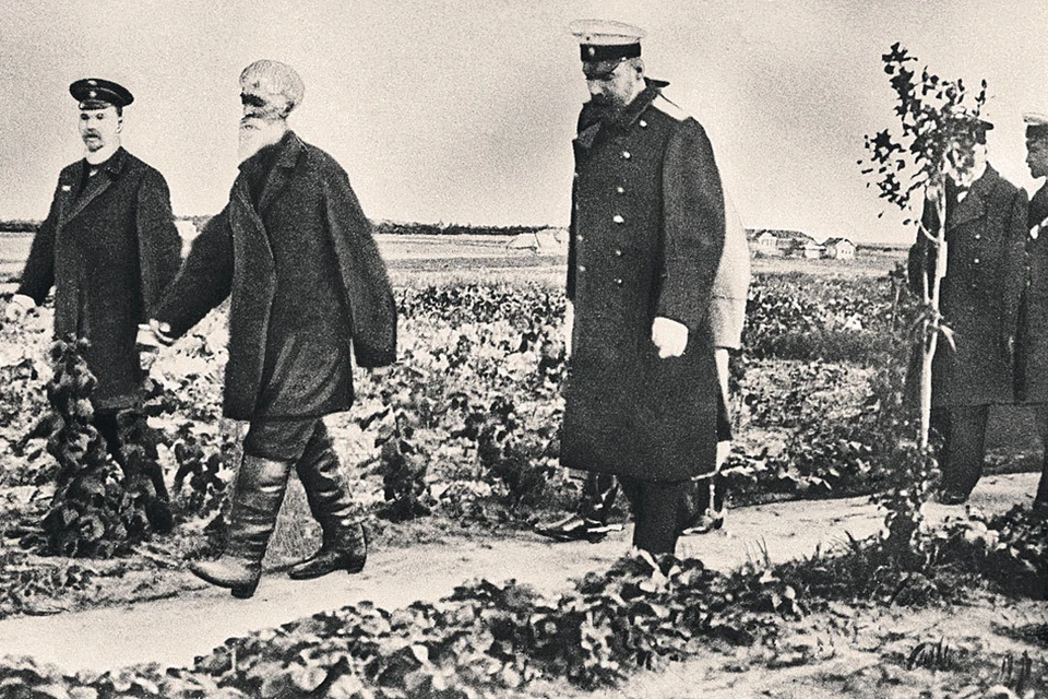 П. А. Столыпин (третий слева) был знаком с сельским хозяйством не понаслышке. Фото: Репродукция Фотохроники ТАСС.