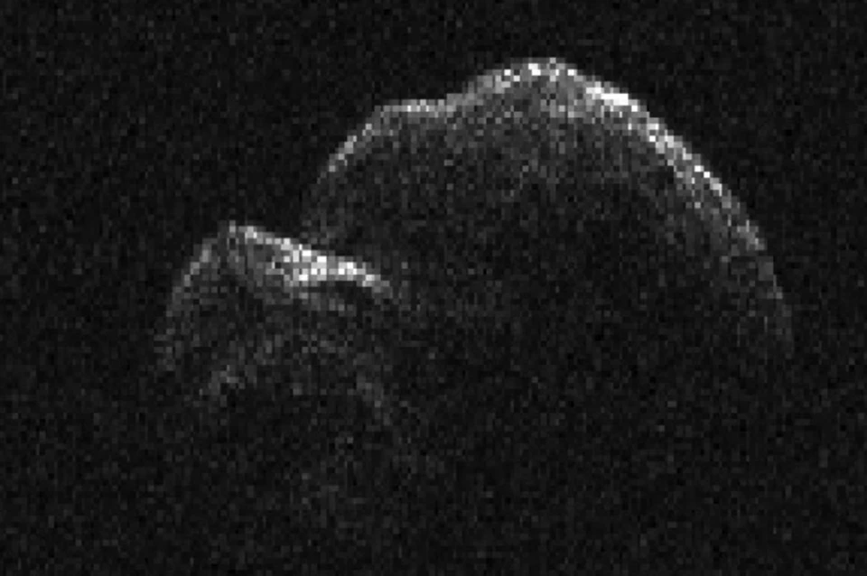 Приближающийся астероид похож то ли на арахис, то ли на гантелю.
