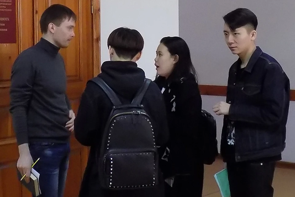 Студенты из Китая ходят на лекции вместе со своими русскими одногруппниками.