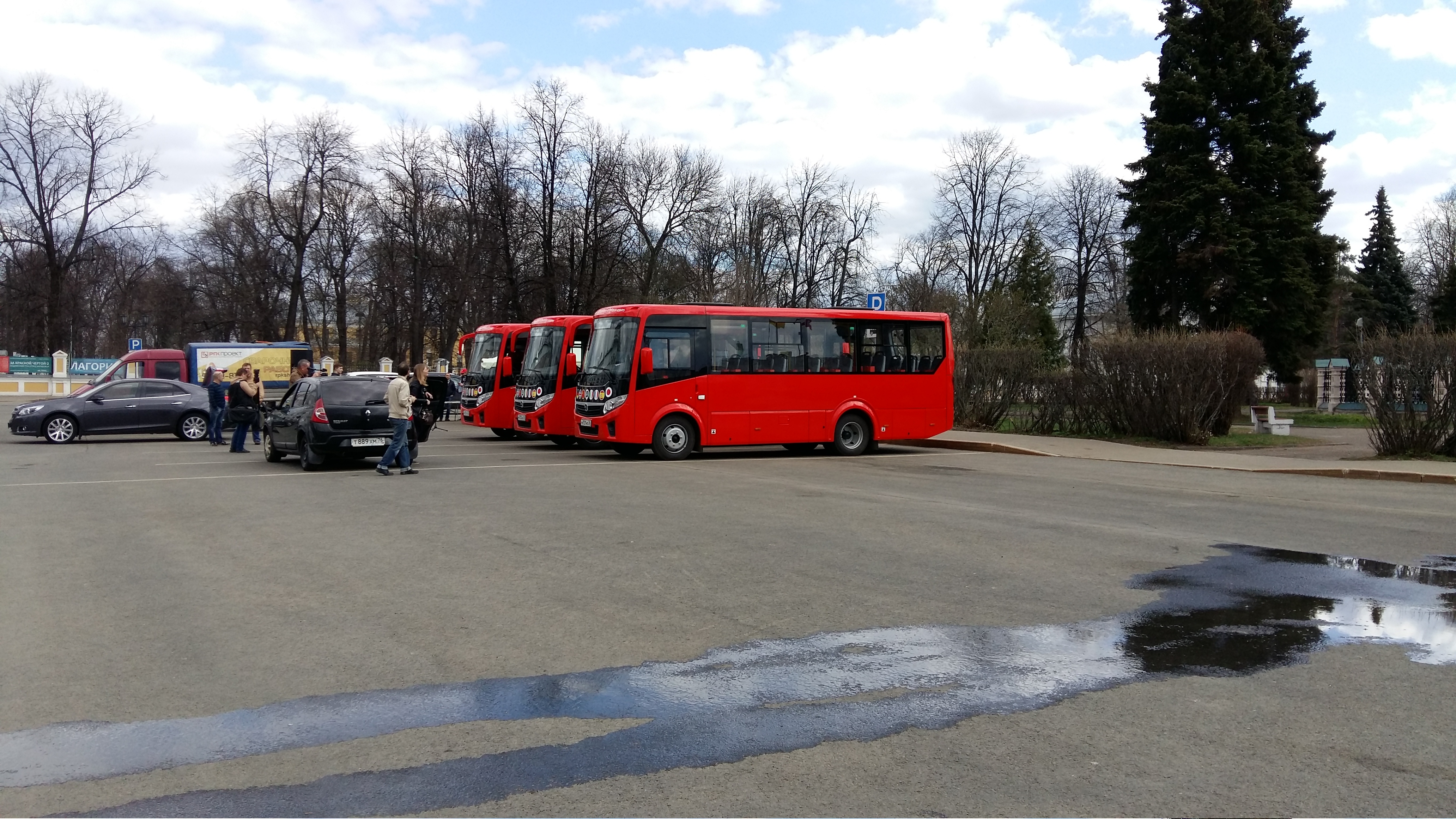 Автобус красное орехово. Красные автобусы в Рязани. Красная маршрутка. Красный автобус Ярославль экскурсия. Калужский автобус красный.