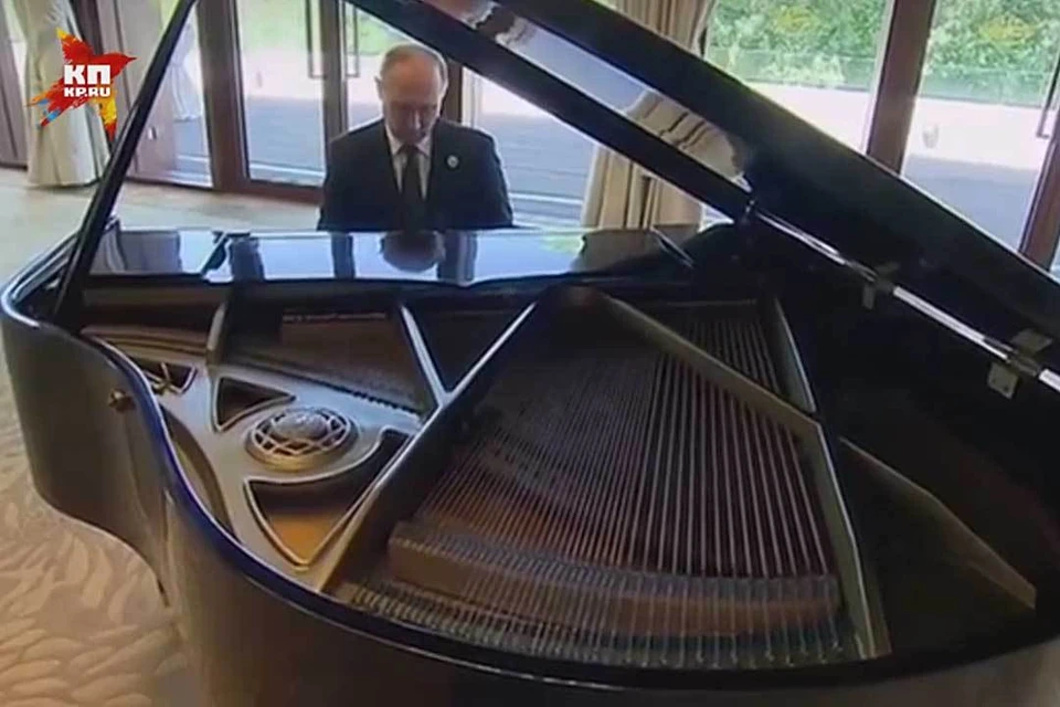 Владимир Путин сыграл на рояле в гостях у Си Цзинпиня