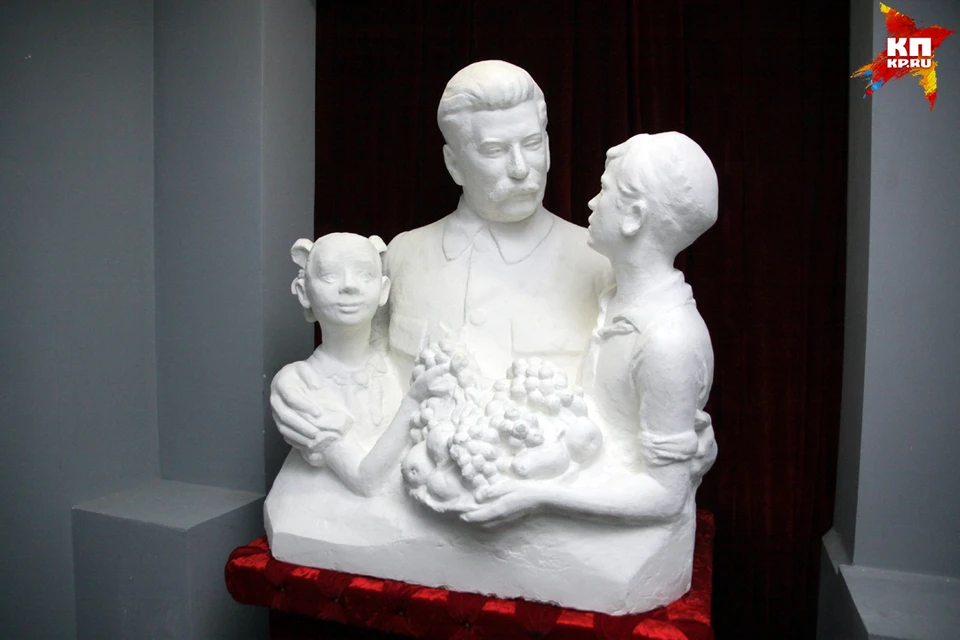Скульптуру Сталина с пионерами отреставрировали и установили в музее «Мир времени»