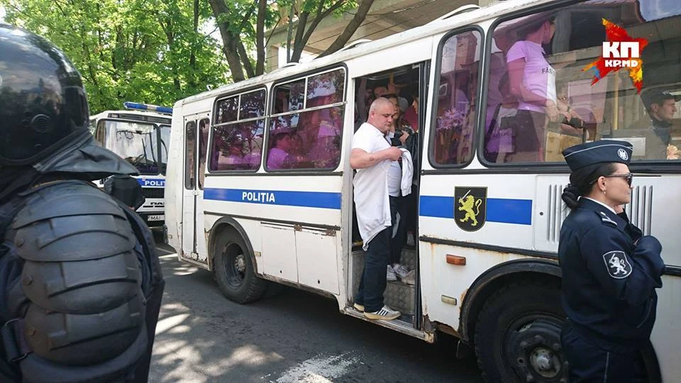 Всех участников марша увезли на автобусах полиции.