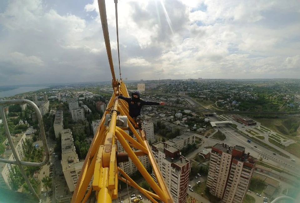 Кран 100 метров. 80 Метров кран башенный. Руферы Волгоград. Башенный кран высотой 210 метров. Высота подъемного крана.