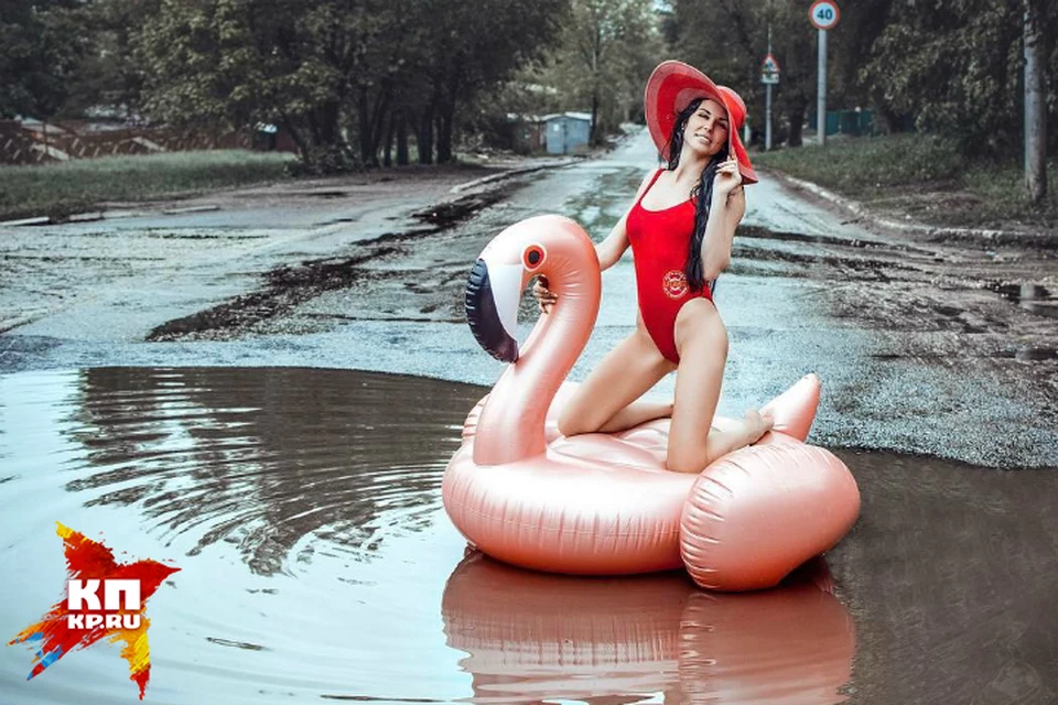 Необычная фотосессия в залитом дождями Саратове пошла на "ура" в Интернете.