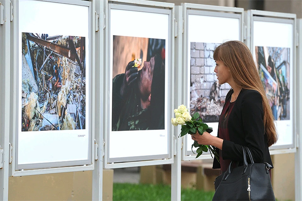 Сентябрь 2014 года. Люди приносят цветы в память о погибшем на Украине фотокорреспонденте МИА "Россия сегодня" Андрее Стенине к зданию агентства.