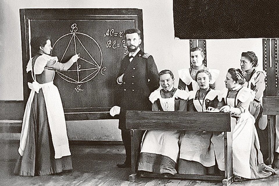 До 1918 года девочки и мальчики учились раздельно. Фото: ТАСС