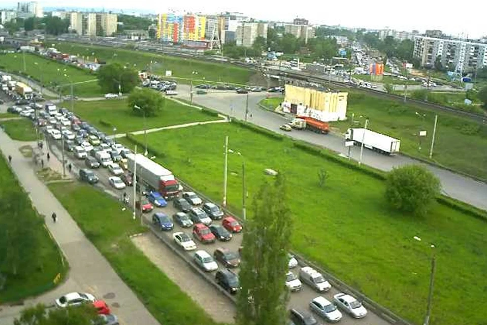Пробка на улице Акимова онлайн. Фото: скриншот с веб-камеры