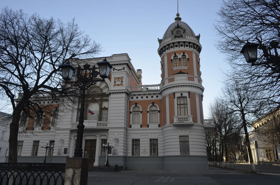 Уже несколько лет решить проблему с протекающей крышей в Художественном музее не могут.