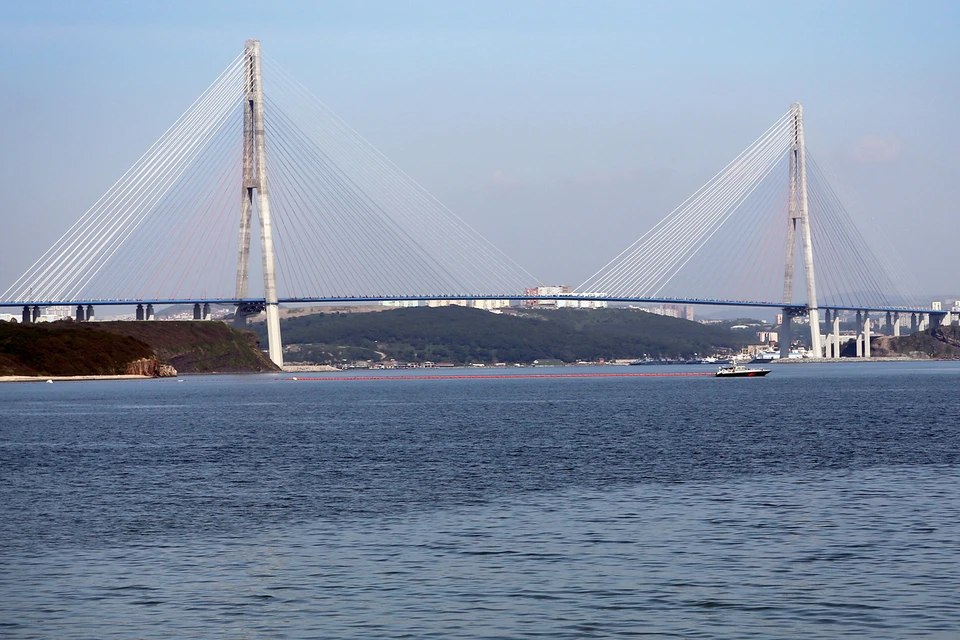 В 2012 году построен мост на Русский остров - один из крупнейших вантовых мостов в мире.