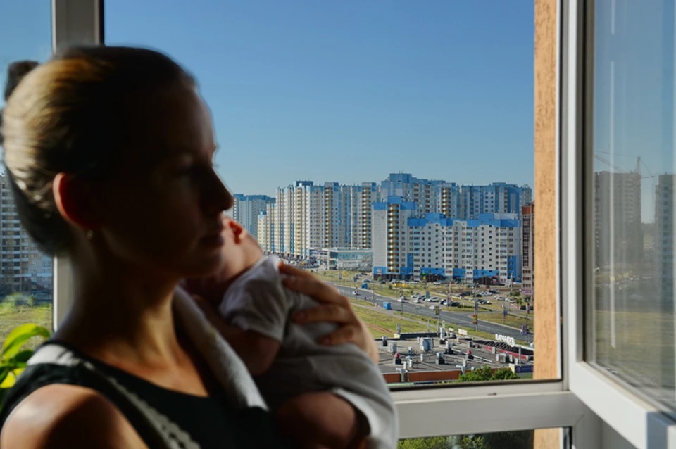 Мамы порой не задумываются, чем ребенку грозит открытое окно.
