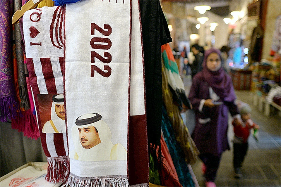 Чемпионат мира в Катаре обещал быть самым дорогим в истории - его подготовка оценивается в 200 млрд. долларов.