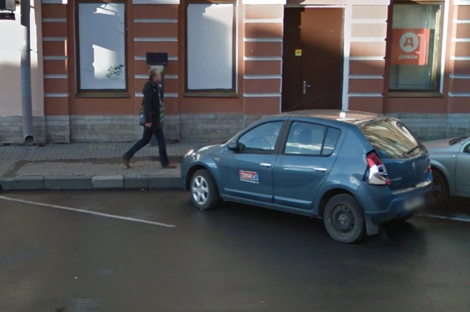 И на панорамном снимке, и на фотографии местных жителей машина стоит в одном и том же положении (фото: скриншот Гугл панорамы)