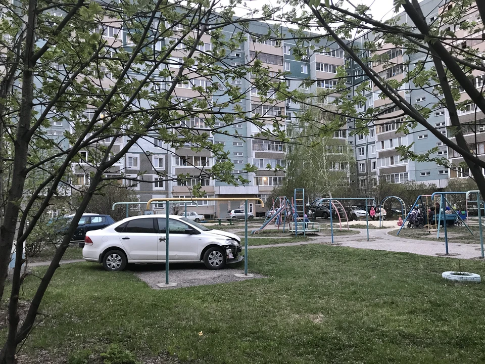 Теперь водители не смогут так спокойно парковаться на газонах и спортивных площадках, как, например, это частенько делают во дворе дома № 5 по улице Шигаева.