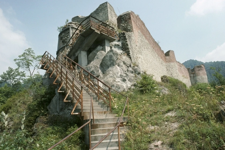 Чтобы подняться к замку Дракулы, приходится преодолеть 1480 ступенек