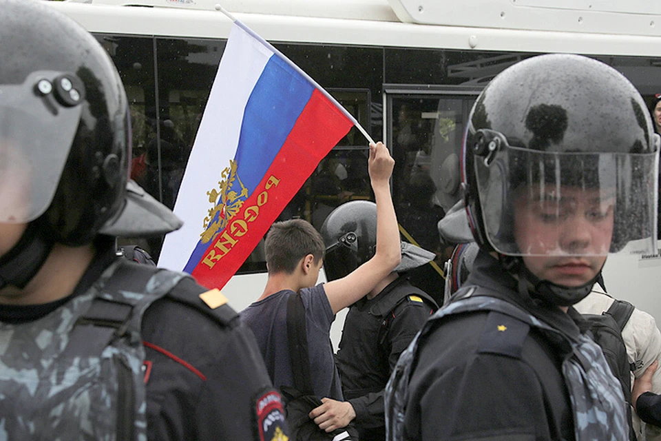 Полицейские задерживают участника несанкционированной политической акции в Санкт-Петербурге 12 июня 2017 г.