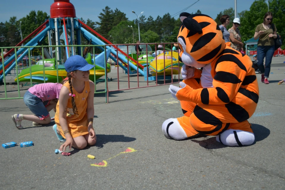 В Хабаровске дети нарисовали на асфальте 30 тигров