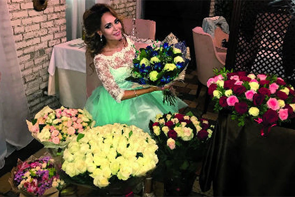 Анна Калашникова утопает в цветах, подаренных возлюбленным. ФОТО личный архив