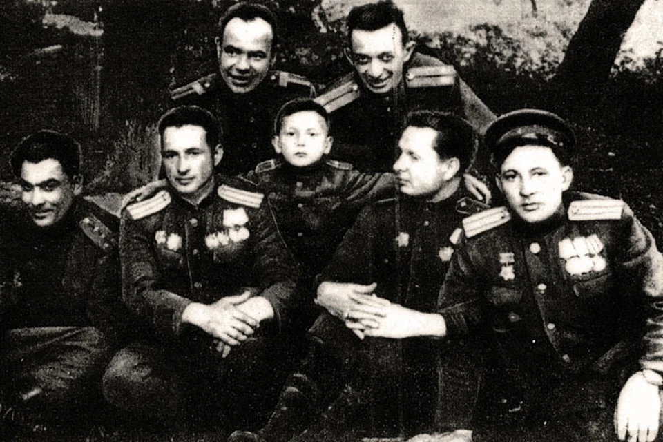 Артур Капустин (в середине) сбил немецкий самолет в воздушном бою. Фото: Курский военно-исторический музей