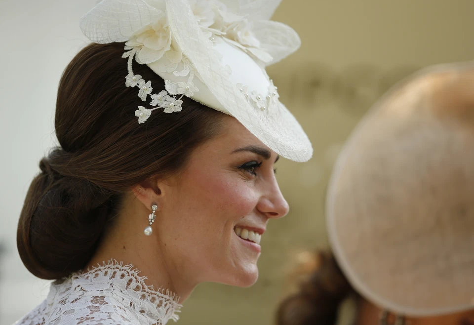 Кейт Миддлтон выбрала белое кружевное платье Alexander McQueen и шляпку в тон