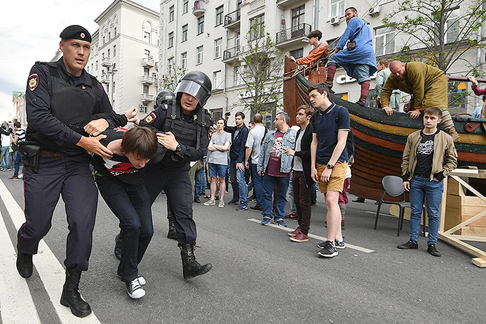 Полицейские проводят задержания митингующих во время несанкционированной акции на Тверской улице в Москве. 12 июня 2017 г.