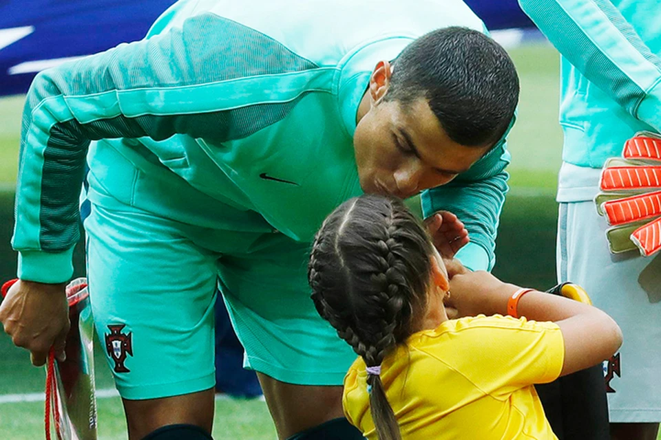 Лучший футболист мира не только поговорил с Полиной, но и подарил ей свою куртку и поцеловал. Фото: Михаил Джапаридзе/ТАСС