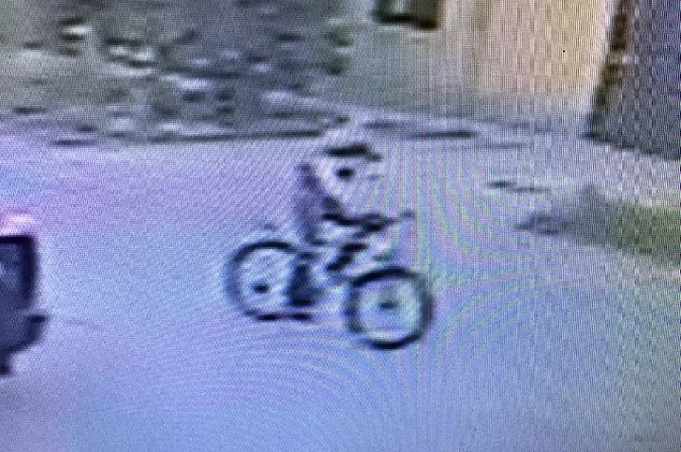 В Буденновске ищут вот этого мужчину на велосипеде. Фото: стоп-кадр видео.