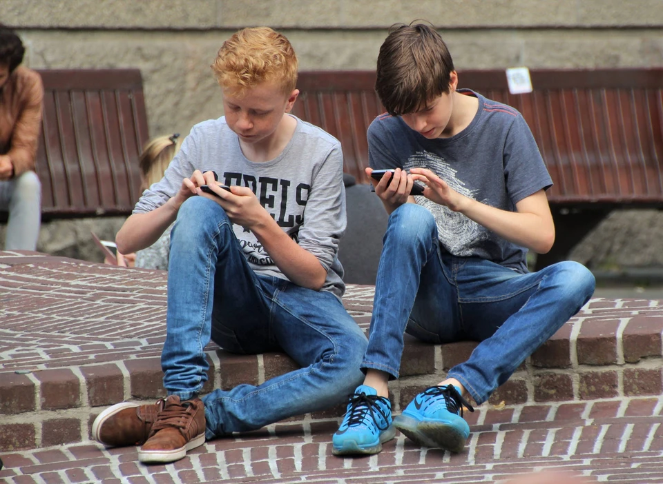 Любви к интернету все возраста покорны, но сильнее всего глобальная паутина затягивает подростков.