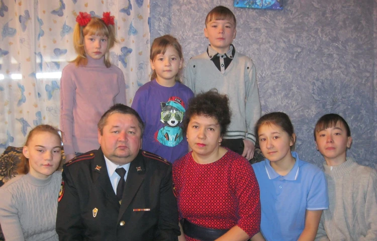 Участковый из Прикамья воспитывает восьмерых детей