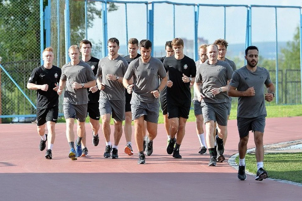 На первом занятии пробежали 10-километровый кросс.