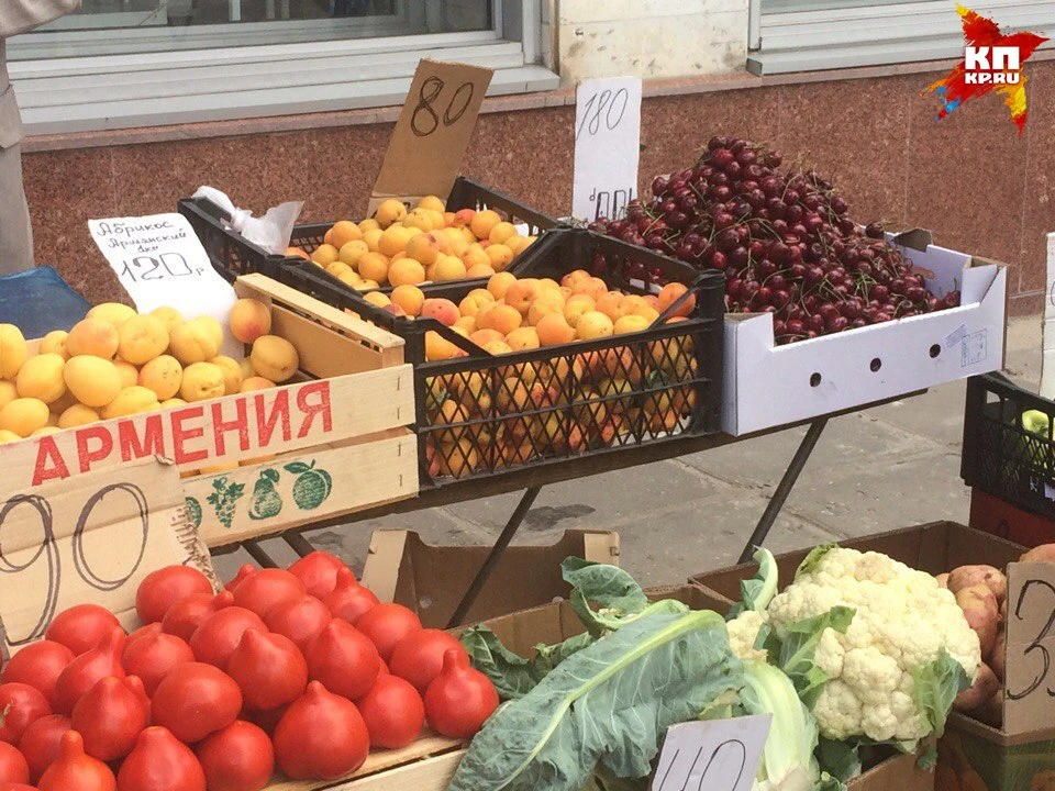 Летом на незаконных торговых точках больше всего фруктов и овощей.