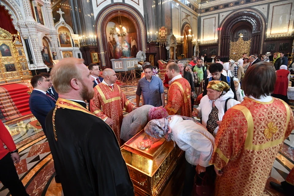 Верующие у ковчега с частицей мощей святителя Николая Чудотворца в Храме Христа Спасителя.