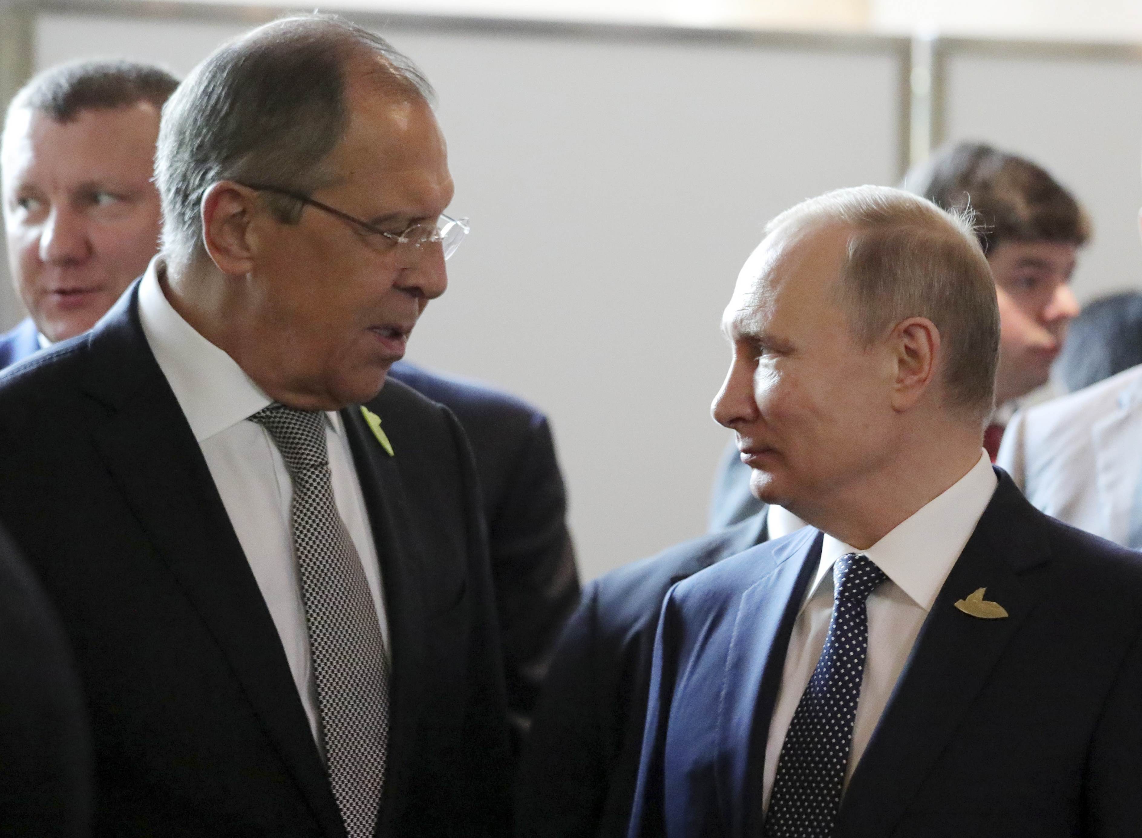 Подлодка - на лацканах костюмов всех высоких гостей G20.