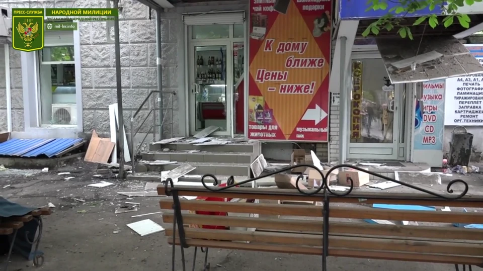 Первая взрывчатка была заложена в урну на входе продуктового магазина в центре города. Фото: пресс-служба МВД ЛНР