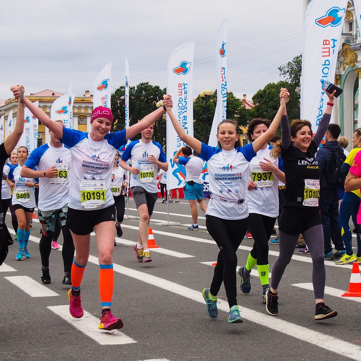 Самый спортивный город. Марафон 42 км Санкт Петербург. Марафонец на белом. Самый спортивный город России. Марафон по бегу Петербург.