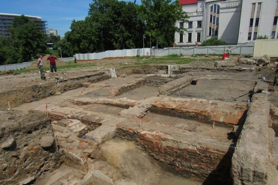 Археологические раскопки проходят на берегу Нижнего озера.