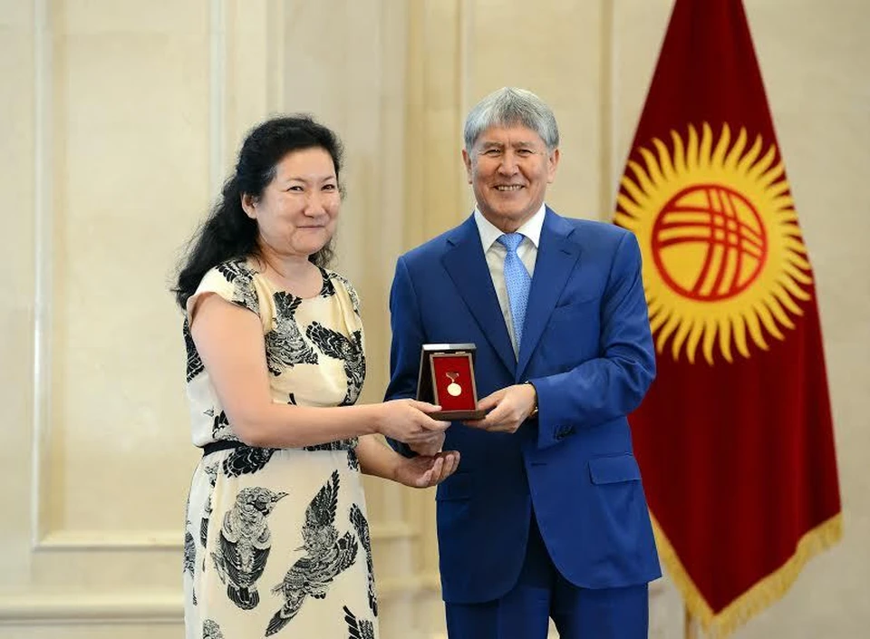 Алмазбек Атамбаев вручил государственные награды работникам образования, врачам, артистам, чиновникам.