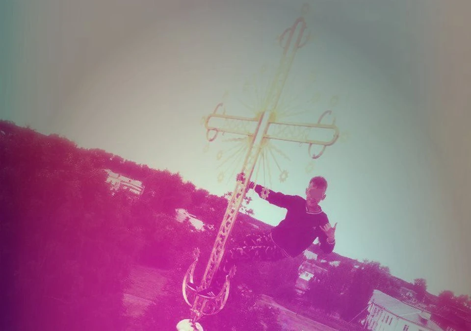 15-летний школьник залез на крест храма в Верхотурье Фото: соцсети